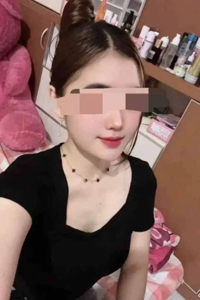 Amina - Photo 1